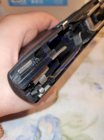 Buenos días compis del metal; 

Una ayuda rápida. Me da la impresión de que el eyector de mi Glock 19 00