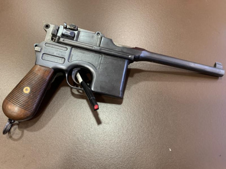 Se vende una preciosa Mauser C96 calibre 7,63x25 guiada en F no con todos los números iguales y con funda/culata 02