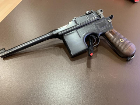 Se vende una preciosa Mauser C96 calibre 7,63x25 guiada en F no con todos los números iguales y con funda/culata 01