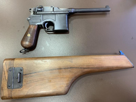 Se vende una preciosa Mauser C96 calibre 7,63x25 guiada en F no con todos los números iguales y con funda/culata 21