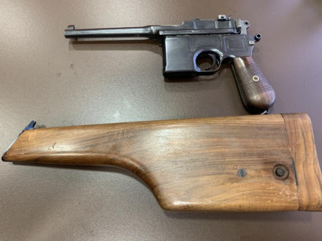 Se vende una preciosa Mauser C96 calibre 7,63x25 guiada en F no con todos los números iguales y con funda/culata 20