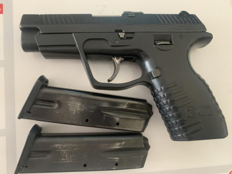 Pistola CZ 100 en calibre 9mm parabellum con dos cargadores.
Está guiada en F. Se puede ver y probar en 02