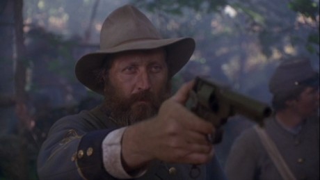 Compañeros,

En vista de las ganas de algunos (Elcafe, Wilcow, Vrakk, etc) por adivinar armas de películas 80