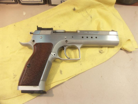 Vendo TANFOGLIO LIMITED 9mm PB. Estuche y dos cargadores. Absolutamente en perfectas condiciones, como 01