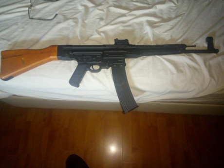 Réplica del famoso fusil alemán de la 2 GM. Culata de madera y cuerpo metálico. Cargador de 500 bolas. 01