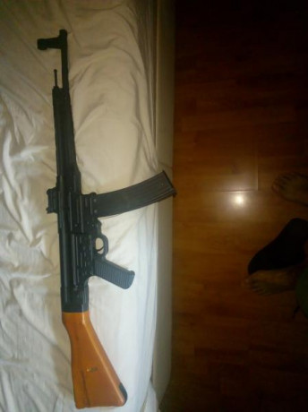 Réplica del famoso fusil alemán de la 2 GM. Culata de madera y cuerpo metálico. Cargador de 500 bolas. 00