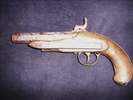 Hola, buscando por el desvan salio esta pistola , despues de limpiarla he buscado informacion en internet 00