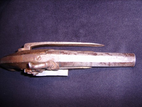 Hola, buscando por el desvan salio esta pistola , despues de limpiarla he buscado informacion en internet 10