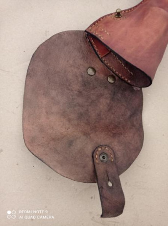 Funda para revólver tipo Remington 1858, se ignora si cabe otro modelo. En cuero de 2 mm envejecido y 01