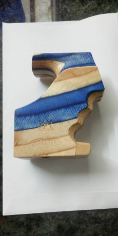 Vendo cacha para zurdo de la casa Walther para GSP Expert(VENDIDA)

1.- Madera laminadas, con color azul.
2.- 01