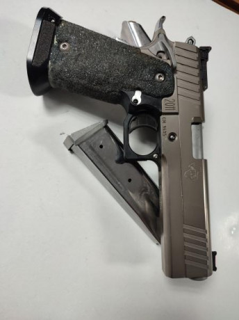 Pongo a la venta está pistola de alta competición en calibre 40 .Sencillamente no se puede pedir más , 00