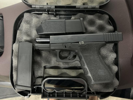 Vendo Glock 19 generación 3 en buen estado en su maletín con dos cargadores. Tiene poco uso unos 500 disparos. 01