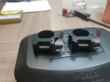 juego de anillas leupold desmontables bajas de 1 pulgada, y otro de anillas warne fijas altas de 34mm.
ambas 02
