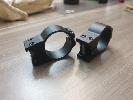 juego de anillas leupold desmontables bajas de 1 pulgada, y otro de anillas warne fijas altas de 34mm.
ambas 11