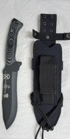Cuchillo JV Boel enterizado con hoja fosfatada en negro y funda  de cordura su estado impecable 
80 euros 00