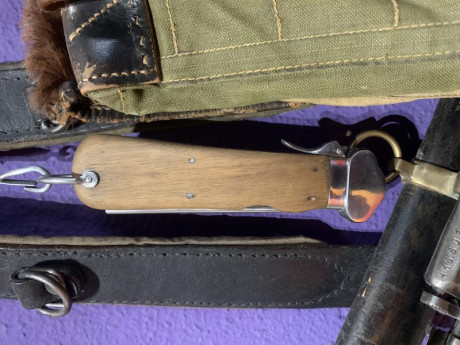 Se trata de un cuchillo de paracaidistas alemanes. 
El cuchillo está intacto nunca ha sido afilado no 02