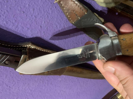 Se trata de un cuchillo de paracaidistas alemanes. 
El cuchillo está intacto nunca ha sido afilado no 01