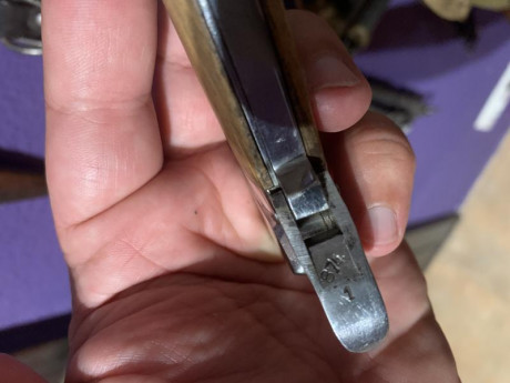 Se trata de un cuchillo de paracaidistas alemanes. 
El cuchillo está intacto nunca ha sido afilado no 00