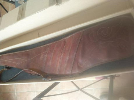 Vendo funda de cuero rígida para rifle exprés o similar. Mide 110 cm y tiene interior de borrego. 80€ 02
