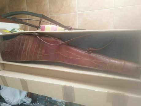 Vendo funda de cuero rígida para rifle exprés o similar. Mide 110 cm y tiene interior de borrego. 80€ 01