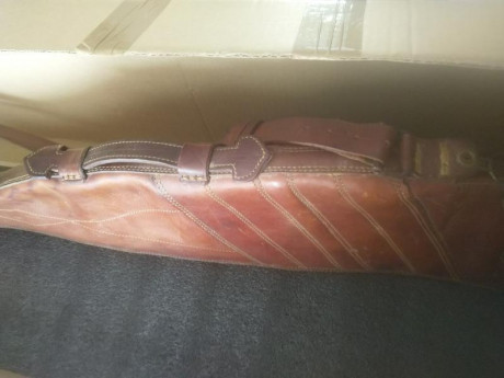 Vendo funda de cuero rígida para rifle exprés o similar. Mide 110 cm y tiene interior de borrego. 80€ 00