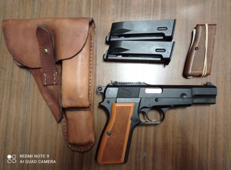 Pistola réplica de la Browning HP35 de la segunda guerra mundial, 2 cargadores, 2 juegos de cachas una 01