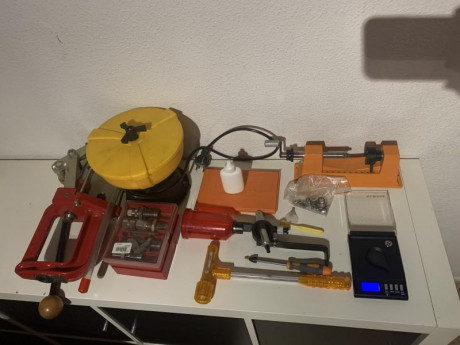 Aquí compañeros todo el equipo de la recarga apenas usado. El precio 220 €. 
Todo el equipo Se encuentra 00