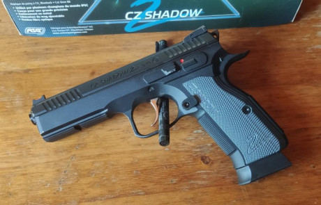 Pongo a la venta mi CZ SHADOW 2 Cal. 6mmBB en su caja original con  dos cargadores  de CO2. Usada un par 01