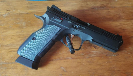 Pongo a la venta mi CZ SHADOW 2 Cal. 6mmBB en su caja original con  dos cargadores  de CO2. Usada un par 00