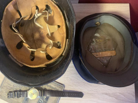 Es un gorro de Luftwaffe , Casco militar ,Reloj Y la cartilla militar. 
Lote se encuentra en Madrid Pero 01