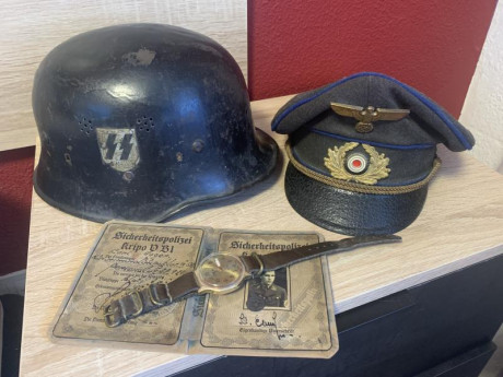Es un gorro de Luftwaffe , Casco militar ,Reloj Y la cartilla militar. 
Lote se encuentra en Madrid Pero 00
