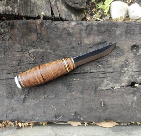 Puukko con hoja en acero al carbono con espiga enteriza hasta el pomo.
Mango de cortezas de abedul, separadores 01