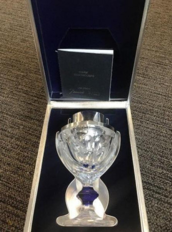 Solo para coleccionistas de lo muy exclusivo:

Vendo cáliz de cristal de Baccarat de edición limitada, 02