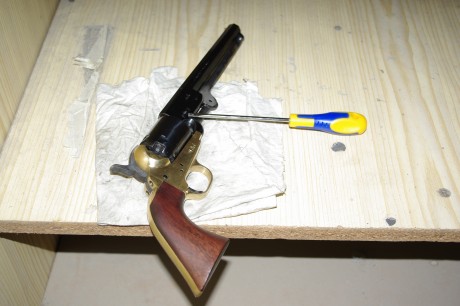 Estoy teniendo problemas para soltar la chaveta que sujeta el cañón de mi  Colt .

El amigo  madbullet 70