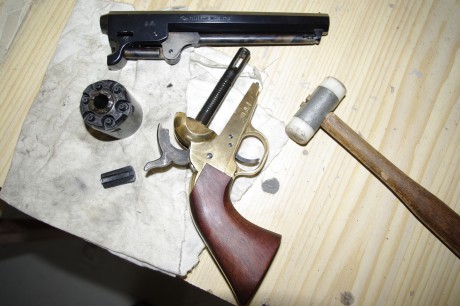 Estoy teniendo problemas para soltar la chaveta que sujeta el cañón de mi  Colt .

El amigo  madbullet 90