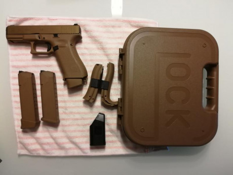 Vendo pistola Glock 19x color coyote por 300 euros prácticamente nueva con estuche y todos sus accesorios 02