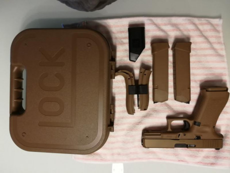 Vendo pistola Glock 19x color coyote por 300 euros prácticamente nueva con estuche y todos sus accesorios 01