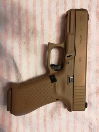 Vendo pistola Glock 19x color coyote por 300 euros prácticamente nueva con estuche y todos sus accesorios 00