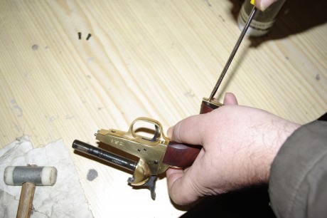Estoy teniendo problemas para soltar la chaveta que sujeta el cañón de mi  Colt .

El amigo  madbullet 120