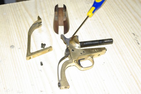 Estoy teniendo problemas para soltar la chaveta que sujeta el cañón de mi  Colt .

El amigo  madbullet 130