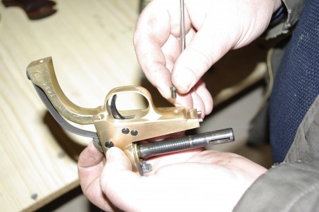 Estoy teniendo problemas para soltar la chaveta que sujeta el cañón de mi  Colt .

El amigo  madbullet 140