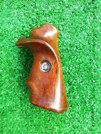  Pongo a la venta estas cachas hechas en madera clara de fabricación casera hechas para mi revolver seguro 00
