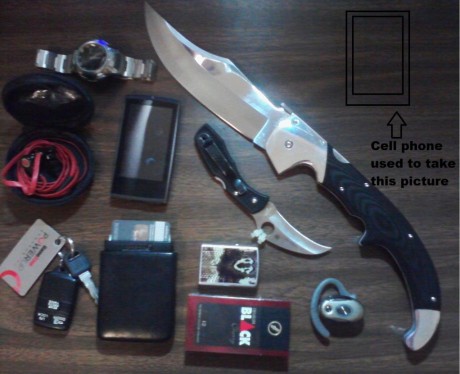 En el foro de Spyderco existe un hilo titulado "muestra tu EDC". Ayer entrea bichear y vi ESTO:
Y 00