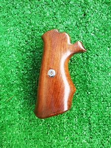  
Pongo a la venta estas cachas hechas en madera clara de fabricación casera hechas para mi revolver seguro 00