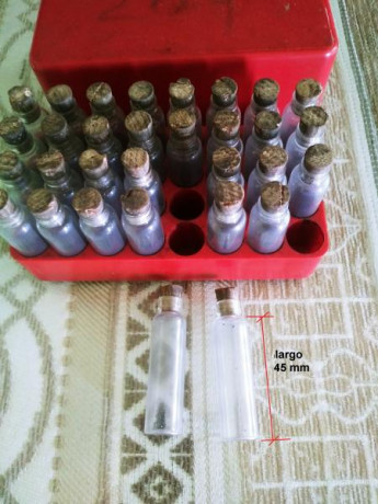 Caja con 31 tubos para dosis de pólvora negra, también pueden ser utilizados para almacenar dosis de 02