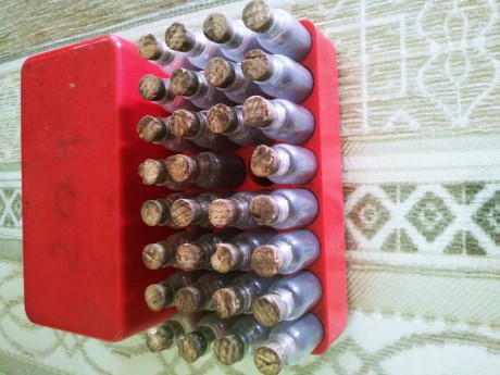  Caja con 31 tubos para dosis de pólvora negra, también pueden ser utilizados para almacenar dosis de 01