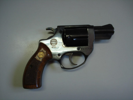 Hola amigos:
Un amigo ha pasado a jubilación y vende su revolver de defensa.
Se trata de un ASTRA de calibre 01