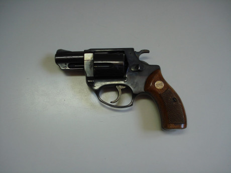 Hola amigos:
Un amigo ha pasado a jubilación y vende su revolver de defensa.
Se trata de un ASTRA de calibre 00