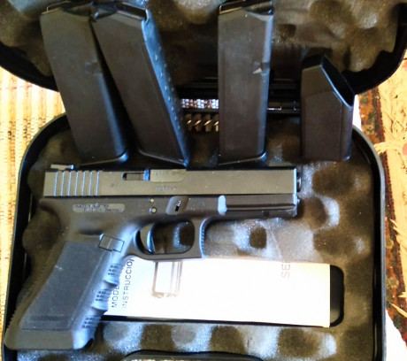 Se vende Glock 17 de tercera generación, impecable, tres cargadores y maletín.
350 euros más gastos de 01