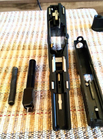 Se vende Glock 17 de tercera generación, impecable, tres cargadores y maletín.
350 euros más gastos de 00